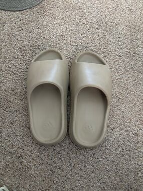 Yeezy Slide in Beige